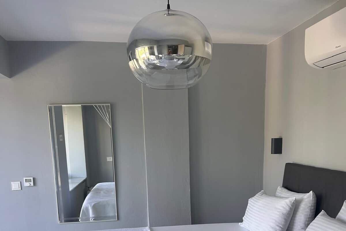 Ropa de cama de alta calidad y tabla de planchar con plancha 