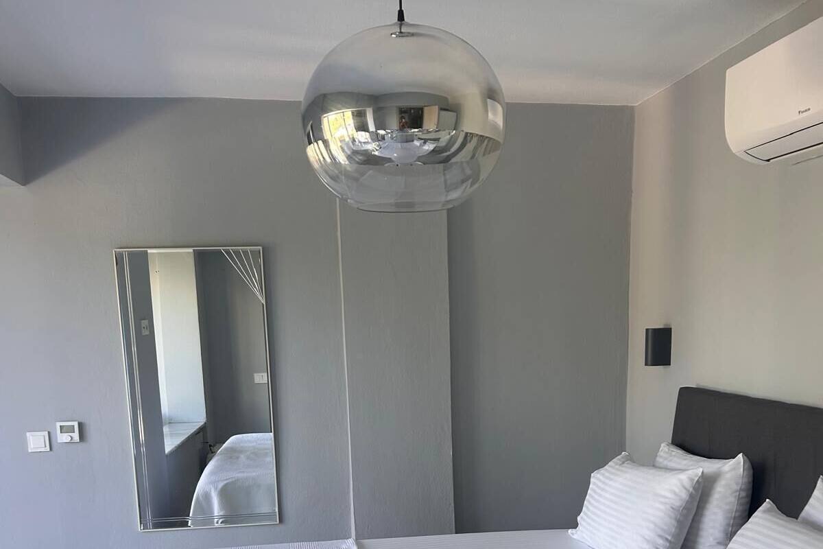 Suite Deluxe, vista al jardín | Tabla de planchar con plancha y wifi gratis