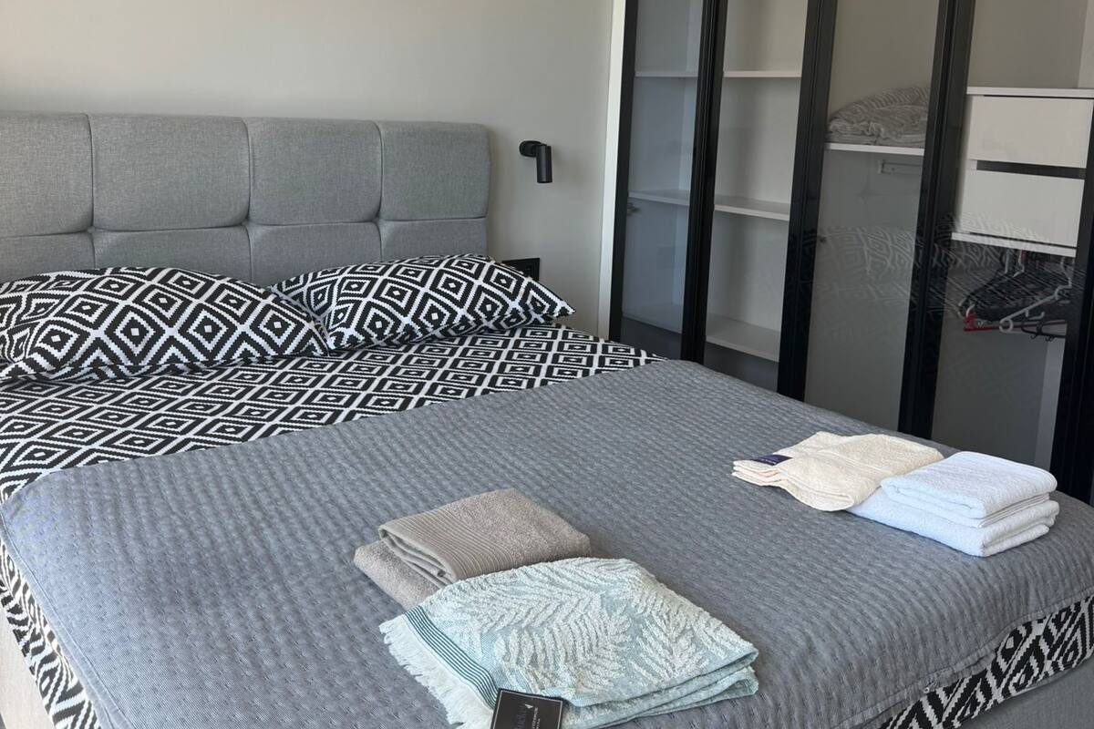 Ropa de cama de alta calidad y tabla de planchar con plancha 