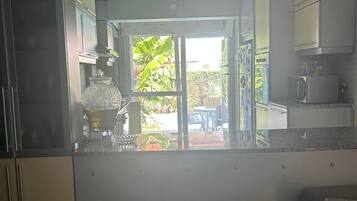 Coffee/tea maker, full-size fridge, microwave, oven