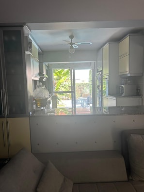 Cafeteira/chaleira, geladeira grande, micro-ondas, fogão