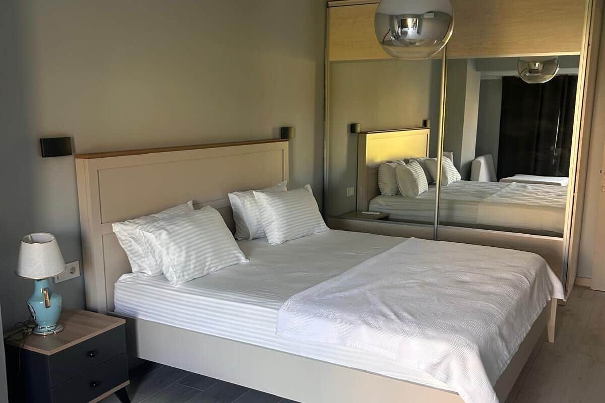 Ropa de cama de alta calidad y tabla de planchar con plancha 