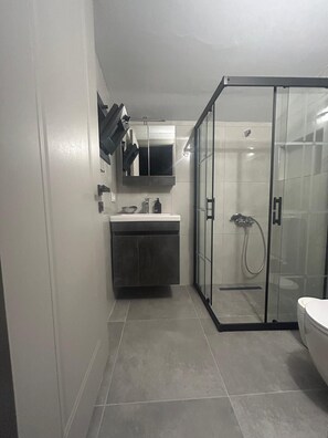 Deluxe Suite, Garden View | Bilik Mandi | Pancuran mandi, pengering rambut, selipar, tuala disediakan 