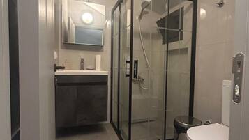 Superior Triple Room, Garden View | Bathroom