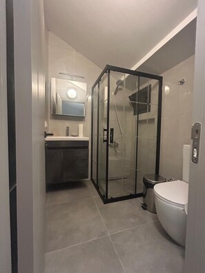 Chambre Triple Supérieure, vue jardin | Salle de bain