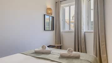 Iron/ironing board, free WiFi, bed sheets