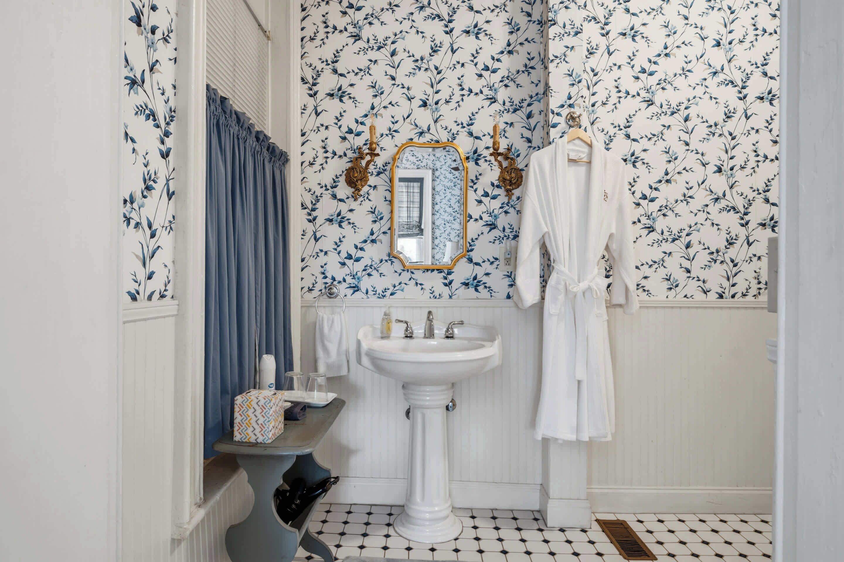 Douche, séchoir à cheveux, serviettes fournies, shampooing