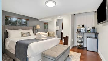 Iron/ironing board, travel cot, WiFi, bed sheets