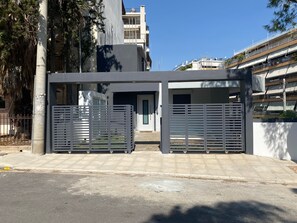 المنشأة من الخارج