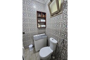 Shower, hair dryer, bidet, towels - Vrbo Property (Larache)