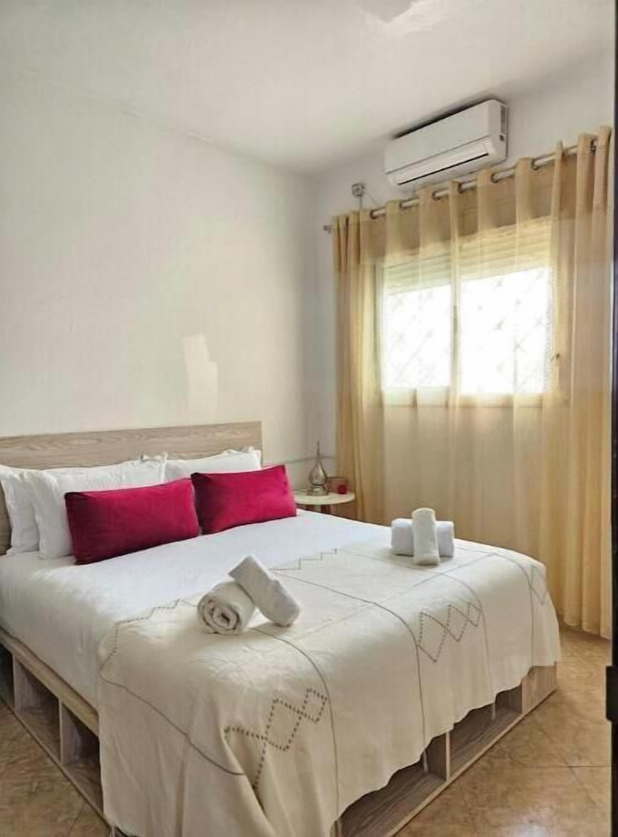 1 dormitorio, tabla de planchar con plancha, wifi gratis y ropa de cama