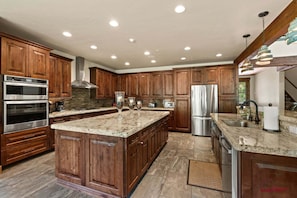 Coffee/tea maker, fridge, microwave, oven - Luxury Mountain Home, Sleeps 20, Free Ski Shuttle (Durango)