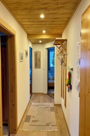 A hallway with wooden flooring, a rug, and a wooden ceiling. - Alte Schmiede 1.Stock Appartement/Fewo, Bad, WC, 3 Schlafräume 5-Bettwohnung by Interhome (Arosa)
