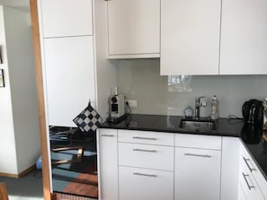 Kühlschrank, Ofen, Kochgeschirr/Geschirr/Besteck