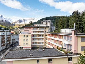 A multi-story hotel with balconies and a view of mountains. - Paradies 002 Appartement/Fewo,  , 3-Bettwohnung 3-Bettwohnung by Interhome (Arosa)