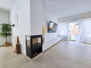 Smart-TV, Kamin, Stereoanlage