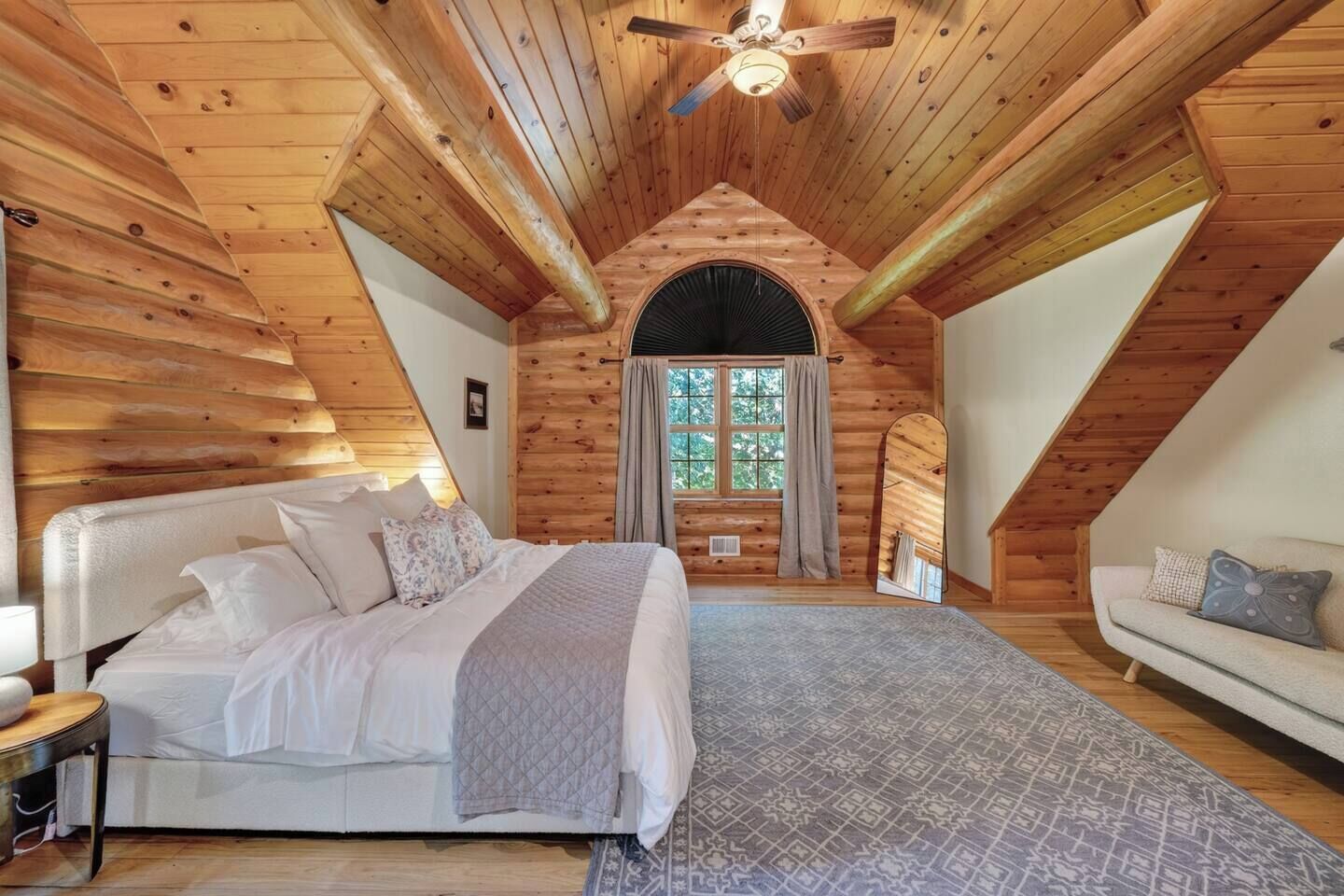 6 bedrooms, desk, WiFi, bed sheets