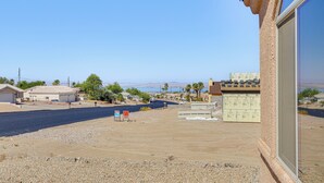 A residential area with houses, a clear sky, and a distant view of mountains. - Family Haven 4 Mi to Lake Havasu & London Bridge! (Lake Havasu City)