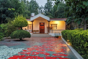 Interior - Whitelotus Villa by Stayjadejacuzzi30min Airport (Bengaluru)