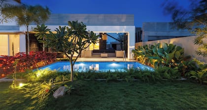 The Garden Stay by Stayjade Pool Lawn 1h HSR