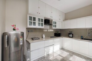 Interior - The Garden Stay by Stayjade Pool Lawn 1h HSR (Shoolagiri)