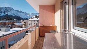 A balcony with a view of snow-capped mountains, a wooden bench, and a metal railing. - Paradies 607 Appartement/Fewo,  , 2-Bettwohnung 2-Bettwohnung by Interhome (Arosa)