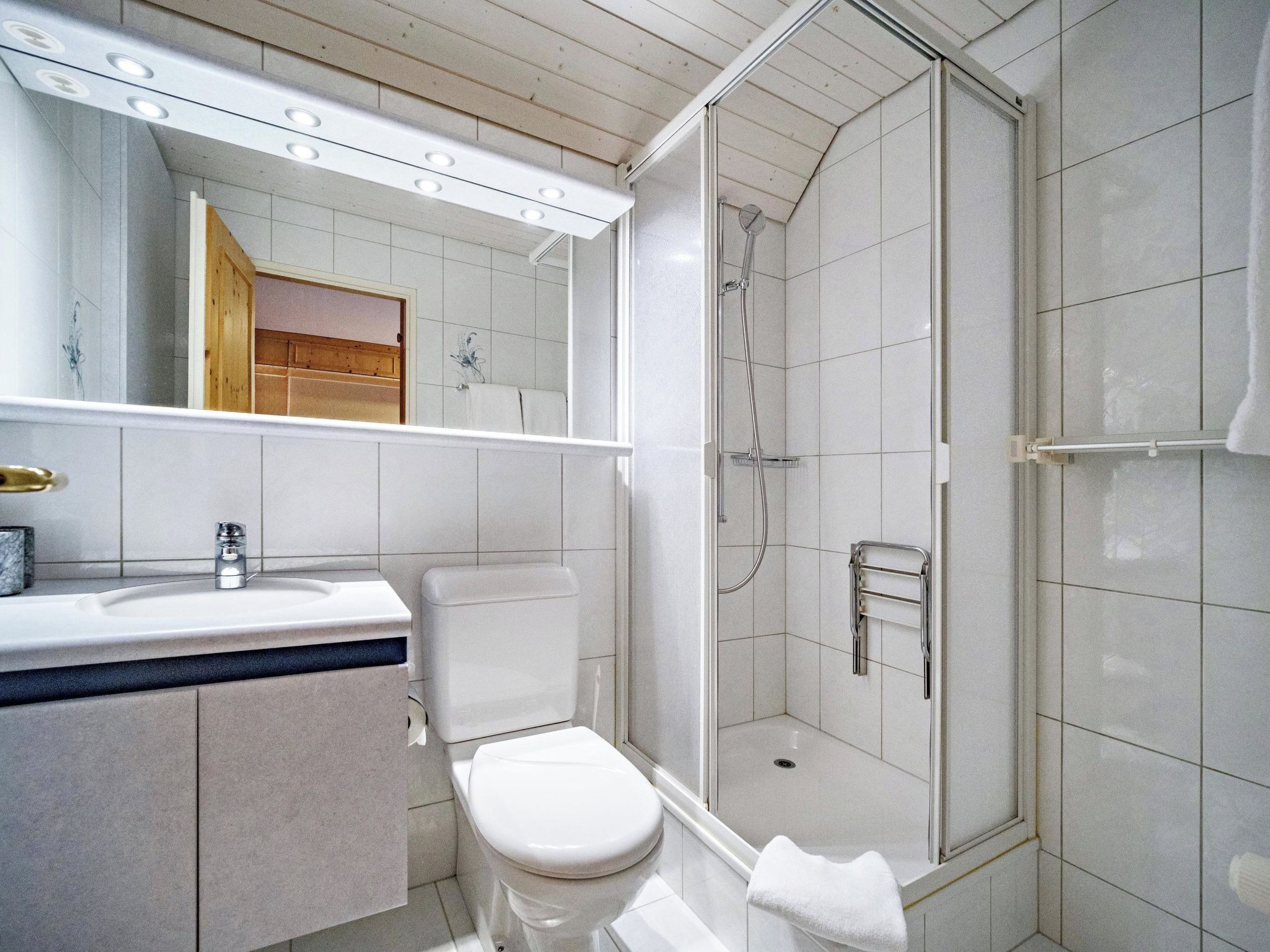 Un bagno moderno con doccia, WC e lavandino.
