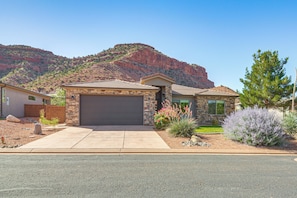 House (3 Bedrooms) | Interior - Red Rock Views, Pool Access! Zion Natl Park Base (Kanab)