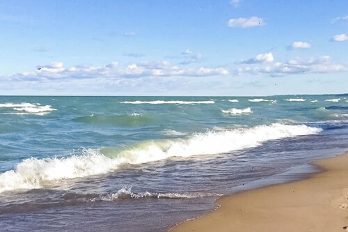 Steps to Beach & Lake Michigan! Family Retreat