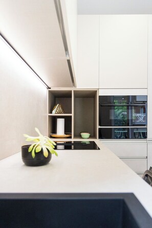Luxury Apartment, Balcony, City View | Private kitchen | Cleaning supplies, freezer - Vittoria Luxury Home (Salerno)