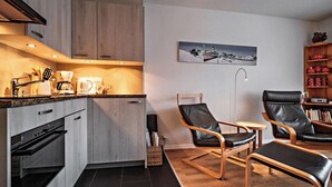 Kjøleskap, ovn og kjøkkenutstyr