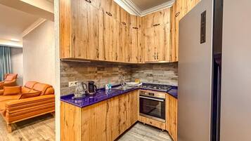 Coffee/tea maker, fridge, microwave, oven