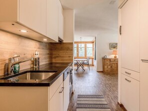 Kühlschrank, Ofen, Geschirrspüler, Kochgeschirr/Geschirr/Besteck