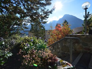 A mountainous landscape with a stone staircase and a lamp post. - Gentiana C-7 Appartement/Fewo, Dusche und Bad, WC, 2-Bettwohnung by Interhome (Arosa)