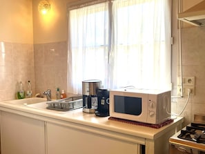 Wasserkocher mit Kaffee-/Teezubehör, Kühlschrank, Mikrowelle, Ofen