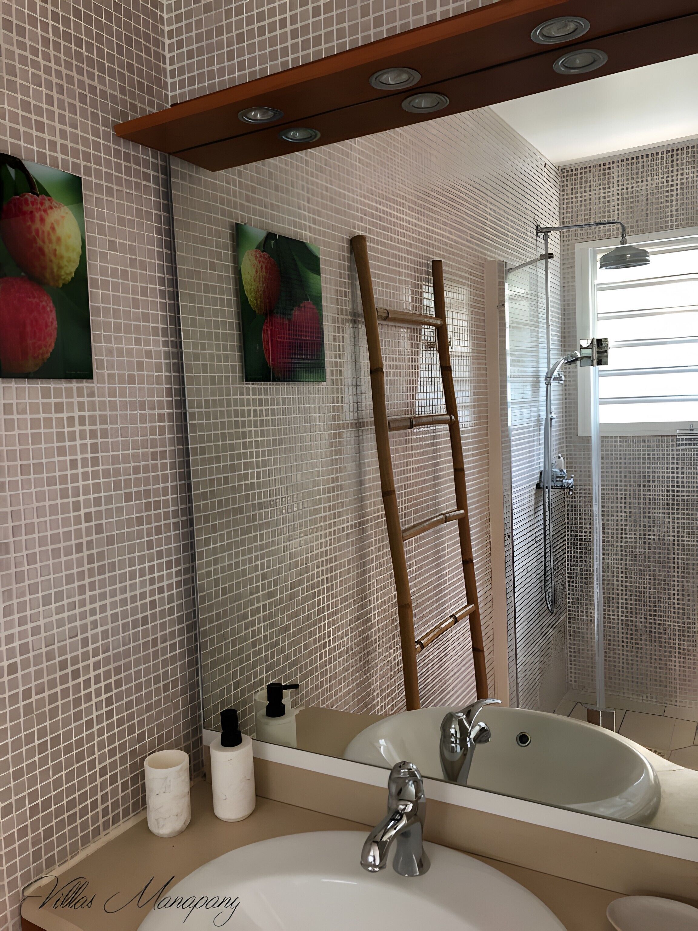 Douche, sèche-cheveux, serviettes fournies