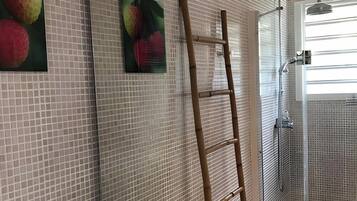 Douche, sèche-cheveux, serviettes fournies