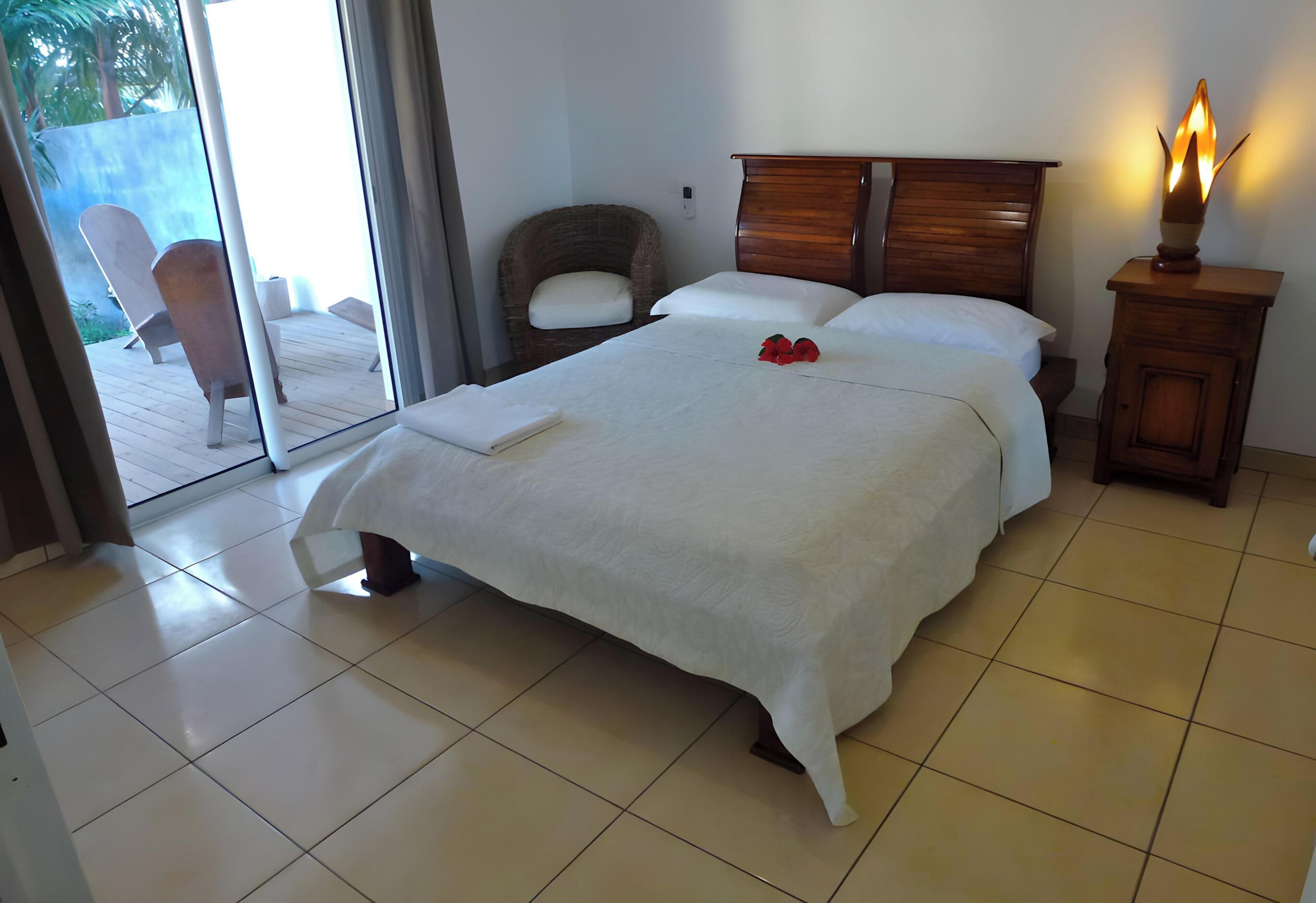 Tabla de planchar con plancha, wifi y ropa de cama 
