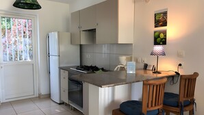 Cafetera y tetera, refrigerador, microondas y horno 