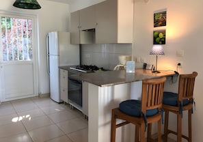Wasserkocher mit Kaffee-/Teezubehör, Kühlschrank, Mikrowelle, Ofen
