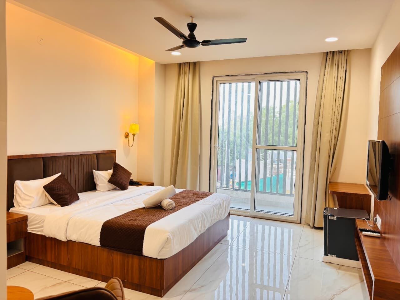 Superior Room | Desk, bed sheets