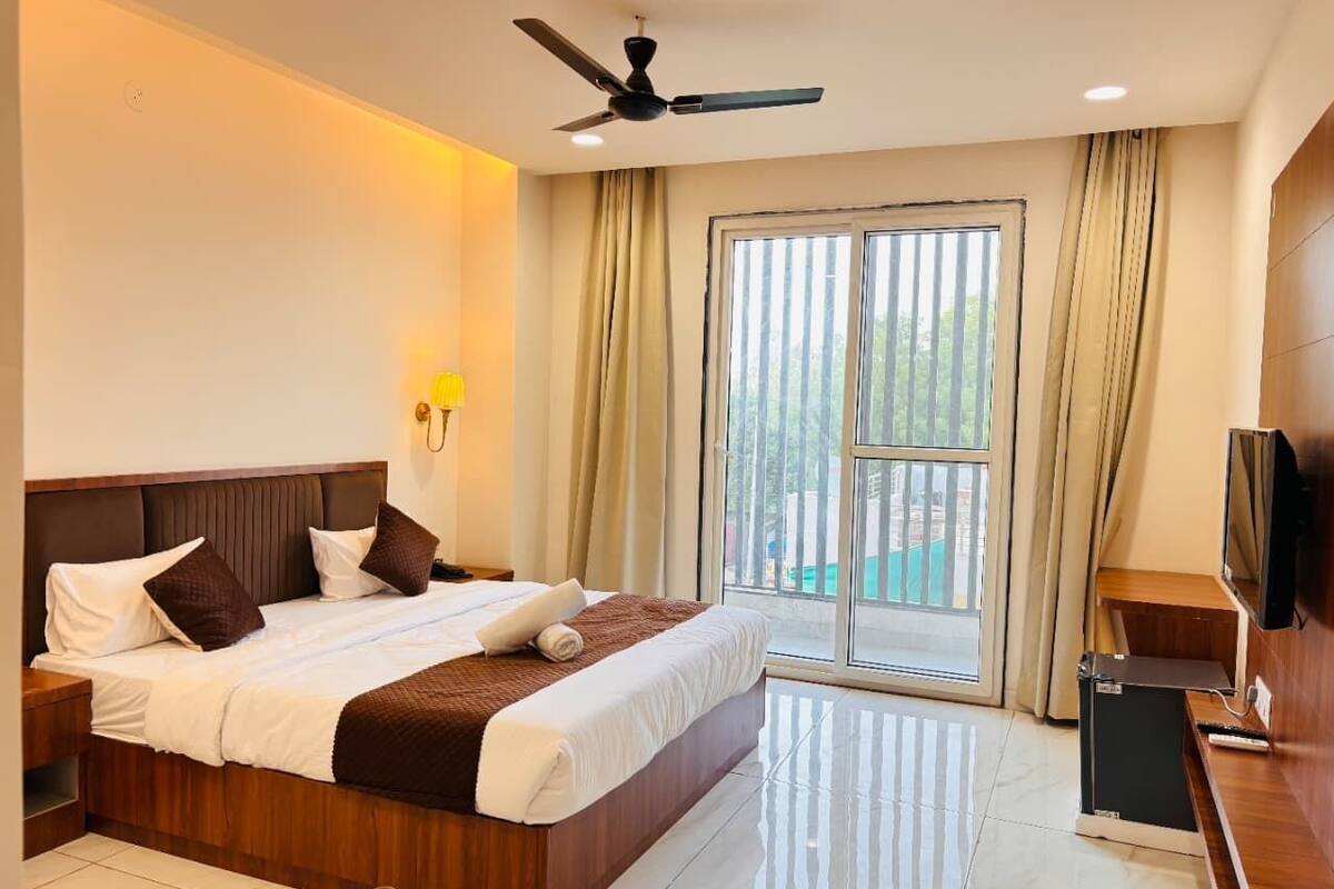 Desk, bed sheets