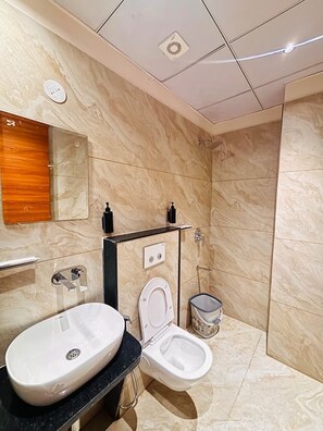 Superior Room | Bathroom | Shower, free toiletries, bathrobes, toilet paper - Hotel Janki Elite (Jaipur)