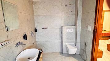 Deluxe Room | Bathroom