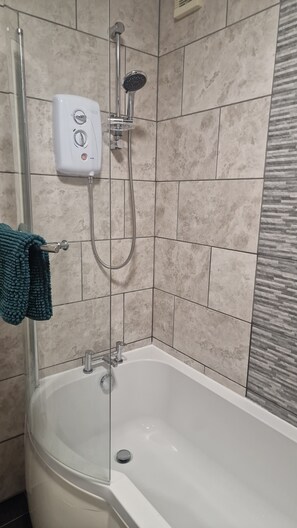 Haartrockner, Handtücher, Seife, Toilettenpapier
