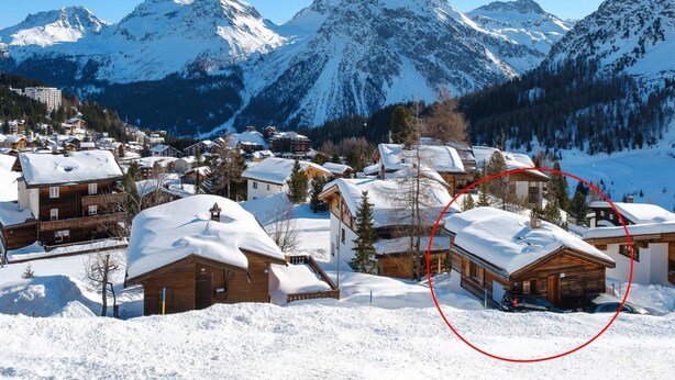 A snow-covered mountain village with wooden houses and a clear view of the surrounding peaks. - Chalet Höckli 2 Appartement/Fewo,   4-Bettwohnung by Interhome (Arosa)