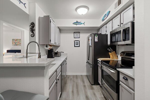Coffee/tea maker, fridge, microwave, oven - Bright, coastal-chic 2BR/2BA retreat mins from the beach! Features a fully stocked kitchen, plush queen bed, cozy second bedroom, and 2 full baths. Enjoy access to the community pool and fitness center. Near Destin Harbor, shopping, and dining! (Destin)