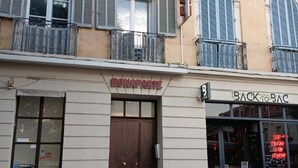 A building with a sign reading 'BONAPARTE' and another sign for 'BACK TO BAC'. - Le Bonaparte - Charming 2-room apartment near the port of Toulon (Toulon)