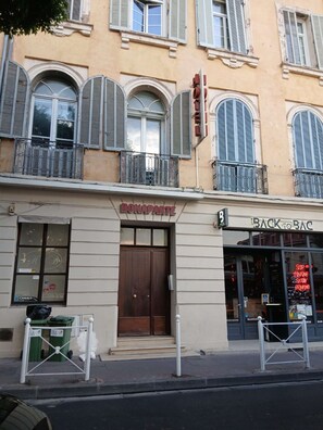 Ein Gebäude mit einem Schild, auf dem 'BONAPARTE' und ein weiteres Schild für 'BACK TO BAC' steht.