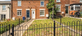 2 Bed House - Sleeps 4 - Garden - Parking - Wifi